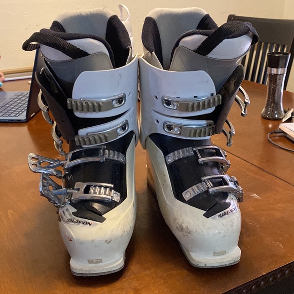 White and black Solomon ski boots. Size 26.5 or women’s 8.5 US. - Picture 2 of 3